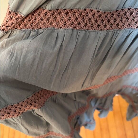 LIGHT GRAY WITH BRIWN CROCHET INSETS SIZE. XL TIERED V NECK CAMI MIDI DRESS - Picture 6 of 9